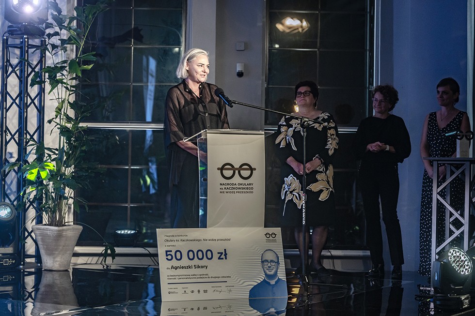 Agnieszka Sikora z Fundacji „Po drugie”, tegoroczna laureatka Nagrody OKULARY KS. KACZKOWSKIEGO - NIE WIDZĘ PRZESZKÓD, fot. KRISHOME